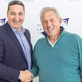 Sebastian Buși alături de John Maxwell