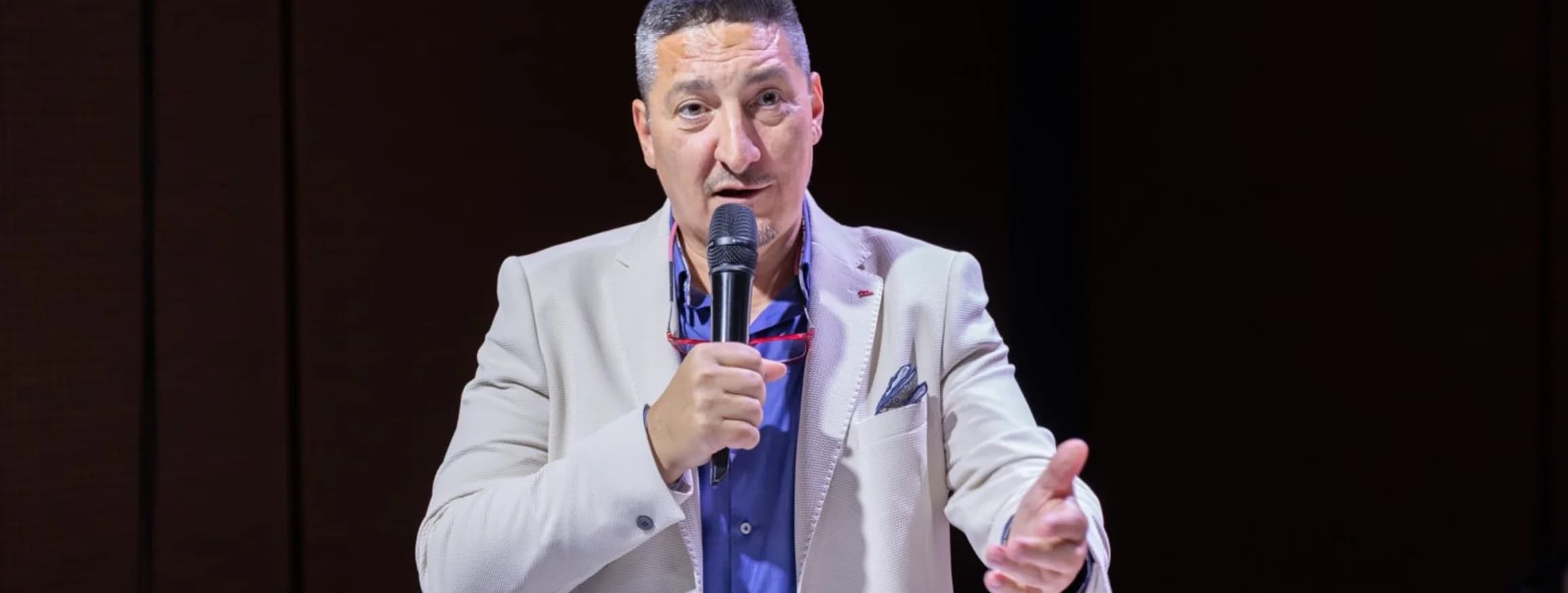 Sebastian Buși vorbind în fața participanților
